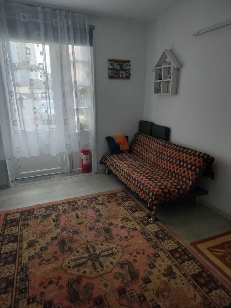 BRASADAS vinde ap 2 cam 31 mp. la PARTER in Micro 14. - Agentia Imobiliara BRASADAS vinde apartament cu 2 camere la PARTER cu intrare separata (se poate folosi ca firma, birou sau locuinta cu proiect, aprobari schita RLV) și are o suprafață utilă de 31 mp. Compartimentarea este nedecomandată, ceea ce oferă un spațiu deschis. Finisajele sunt simple, cu pereți albi și pardoseală din laminate și gresie. Este perfect pentru cei care caută un loc de trai confortabil. Locația este excelentă, aflându-se în apropierea pietei, spitalului, magazine, farmacie. De asemenea, parcările și stațiile de autobuz sunt foarte accesibile, facilitând transportul în oraș. Www.brasadas.com.