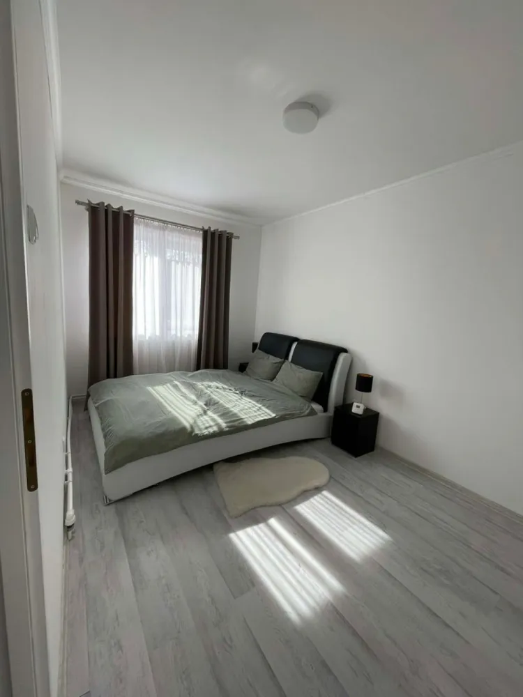 BRASADAS vinde ap 2 cam 51mp etaj 4/4 zona ULTRACENTRALA. - Agentia Imobiliara BRASADAS vinde apartament in zona ULTRACENTRALA cu suprafata de 51.75 mp la etajul 4/4. Apartamentul este împărțit astfel : două camere semidecomandate , balcon (cu vedere spre biserică reformată cu lanțuri) , hol de acces din living spre baie sau dormitor, bucătărie deschisa cu un hol generos. Apartamentul este renovat de la 0 , de aproximativ un an de zile, dotat cu centrala proprie, aer condiționat, mobilat complet cu electrocasnice noi incluse (cu garanție). Blocul prezintă curte interioară cu posibilitatea de a parca. Www.brasadas.com.