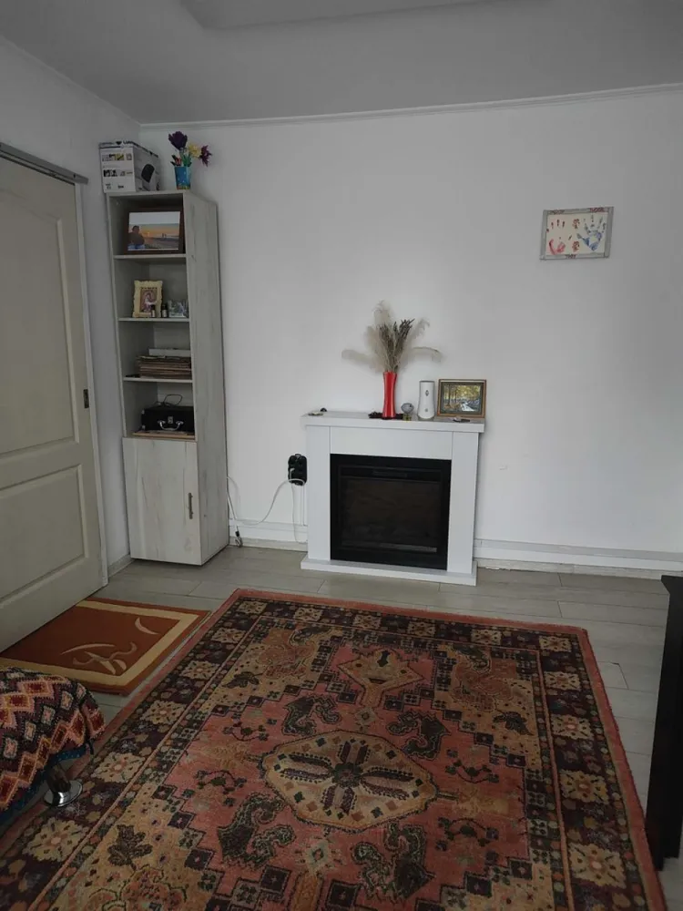 BRASADAS vinde ap 2 cam 31 mp. la PARTER in Micro 14. - Agentia Imobiliara BRASADAS vinde apartament cu 2 camere la PARTER cu intrare separata (se poate folosi ca firma, birou sau locuinta cu proiect, aprobari schita RLV) și are o suprafață utilă de 31 mp. Compartimentarea este nedecomandată, ceea ce oferă un spațiu deschis. Finisajele sunt simple, cu pereți albi și pardoseală din laminate și gresie. Este perfect pentru cei care caută un loc de trai confortabil. Locația este excelentă, aflându-se în apropierea pietei, spitalului, magazine, farmacie. De asemenea, parcările și stațiile de autobuz sunt foarte accesibile, facilitând transportul în oraș. Www.brasadas.com.