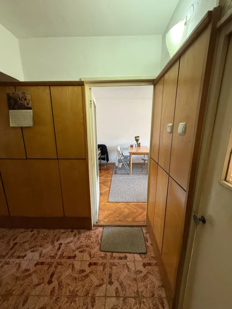 BRASADAS vinde ap 3 cam etaj 2/4 in Micro 17. - Agentia Imobiliara BRASADAS vinde apartament cu doua camere situat la etajul 2/4 in Micro 17 pe b- dul Independentei, zona postei cu beci de la subsol. Www.brasadas.com.
