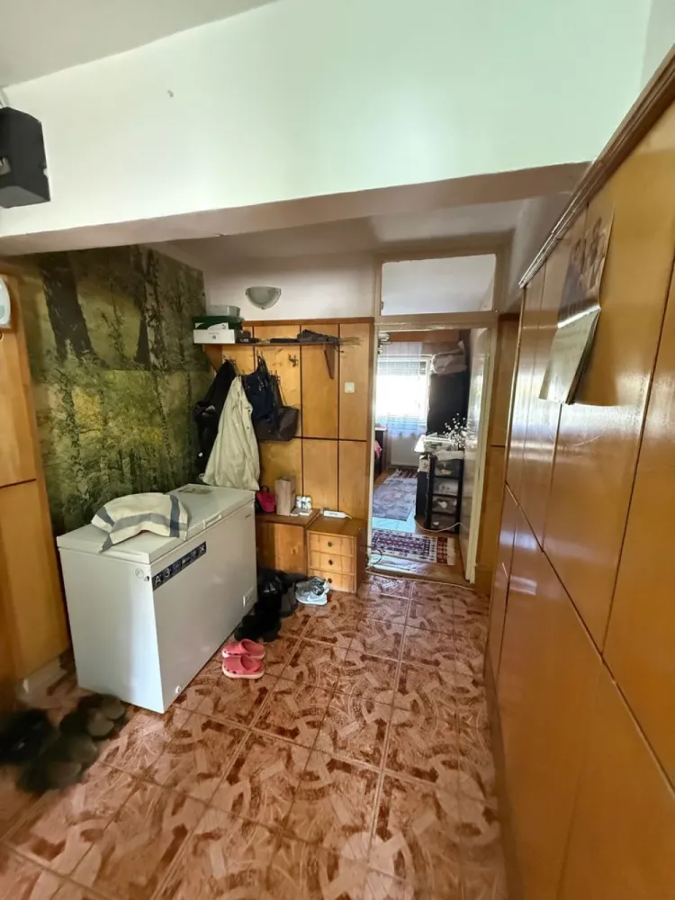 BRASADAS vinde ap 3 cam etaj 2/4 in Micro 17. - Agentia Imobiliara BRASADAS vinde apartament cu doua camere situat la etajul 2/4 in Micro 17 pe b- dul Independentei, zona postei cu beci de la subsol. Www.brasadas.com.