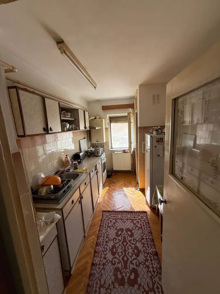 BRASADAS vinde ap 3 cam etaj 2/4 in Micro 17. - Agentia Imobiliara BRASADAS vinde apartament cu doua camere situat la etajul 2/4 in Micro 17 pe b- dul Independentei, zona postei cu beci de la subsol. Www.brasadas.com.