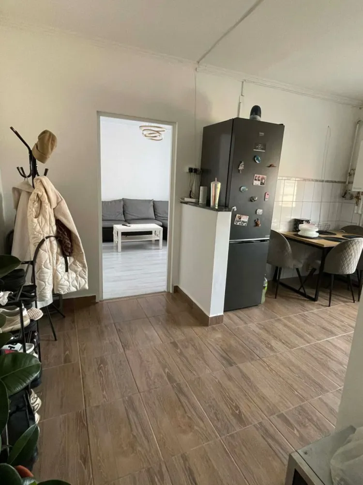 BRASADAS vinde ap 2 cam 51mp etaj 4/4 zona ULTRACENTRALA. - Agentia Imobiliara BRASADAS vinde apartament in zona ULTRACENTRALA cu suprafata de 51.75 mp la etajul 4/4. Apartamentul este împărțit astfel : două camere semidecomandate , balcon (cu vedere spre biserică reformată cu lanțuri) , hol de acces din living spre baie sau dormitor, bucătărie deschisa cu un hol generos. Apartamentul este renovat de la 0 , de aproximativ un an de zile, dotat cu centrala proprie, aer condiționat, mobilat complet cu electrocasnice noi incluse (cu garanție). Blocul prezintă curte interioară cu posibilitatea de a parca. Www.brasadas.com.