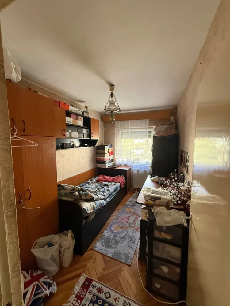 BRASADAS vinde ap 3 cam etaj 2/4 in Micro 17. - Agentia Imobiliara BRASADAS vinde apartament cu doua camere situat la etajul 2/4 in Micro 17 pe b- dul Independentei, zona postei cu beci de la subsol. Www.brasadas.com.