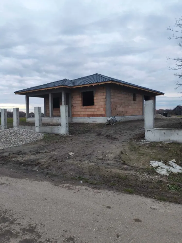 Casa in Amati comuna Paulesti - Casa pe un nivel in localitatea Amati comuna Paulesti, construita pe un teren de 800 metri patrati 8 (ari)cu un front stradal de 20 metri , compartimentat astfel :trei dormitoare doua bai living cu bucatarie si doua terase, suprafata construita este de 145 m2 Toate actele sunt in regula! toate avizele pentru utilitati favorabile! , mai multe detalii la telefon 07******43