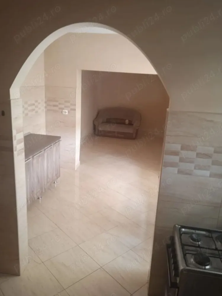 BRASADAS vinde casa spatioasa in zona 14 Mai. - Agentia Imobiliara BRASADAS vinde casa cu etaj în 14 Mai zona de case, cu toate avantajele orasului, statie de autobuz magazine tot de ce poti avea nevoie. Modernizat interior de la 0 acuma 7ani. Schimbat curentul de la stâlp pana la ultimul cablu și priza, Încălzire pe gaz cu centrala pe condenzatie cu calorifere triple și țeava de cupru. Geamuri termopane cu sticla tripla și jaluzele din aluminiu. 3camere, 2bai moderne una cu dus, una cu vana. Bucătărie de vara cu cămara spațioasa. Beci mare cu 2 încăperi. Garaj mare plus 2 încăperi pentru depozitare și ele foarte spațioase. Camera de supraveghere conectat la telefon mobil. Curte pavata și o gradina modesta cu pom de mere, pere și prun. Total teren 358mp. Din care 108 constructi la sol și restul curtea și gradina. Total 140mp parter plus etaj. Casa e gata de mutare și a se bucura de vara intru-n loc liniștit cu vecini cumsecade. Terasa rustica impresionanta de 50mp la etaj. Www.brasadas.com.
