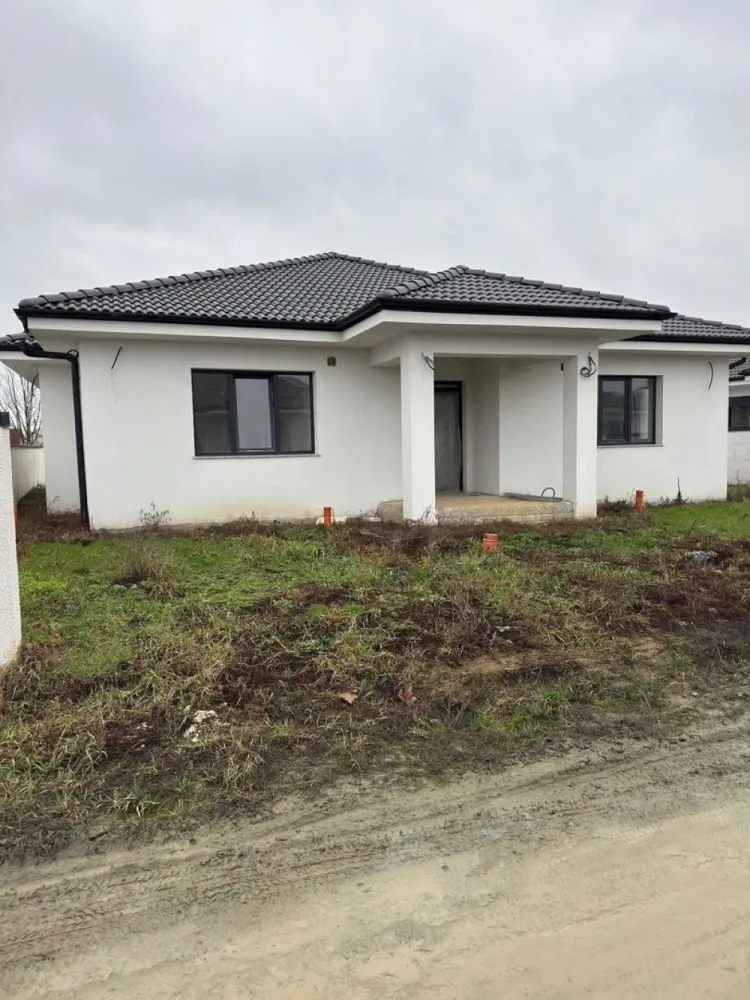 BRASADAS vinde casa in stil mediteranean, 160mp. - Agentia Imobiliara BRASADAS vinde casa in stil mediteranean – Spațiu, eleganță și confort. Vă propunem spre vânzare o casă parter, construită în stil mediteranean, ideală pentru o familie care își dorește confort, lumină naturală și un spațiu bine compartimentat. Suprafață teren: 5,92 ari Suprafață utilă: 160 mp Compartimentare: 4 dormitoare spațioase 3 băi Living generos și luminos Bucătărie Dressing Cameră tehnică Terasă ideală pentru relaxare Stadiu și dotări: Imobil semifinisat Pereți tencuiți Instalație electrică realizată Încălzire în pardoseală Tâmplărie PVC REHAU, 2 sticle Casa impresionează prin arhitectura elegantă în stil mediteranean, spațiile aerisite și compartimentarea practică. Terasa și terenul de 5,92 ari oferă posibilitatea amenajării unei grădini sau a unei zone de relaxare după propriul gust. Construcție pe un singur nivel – confort maxim Ideală pentru familie numeroasă Posibilitate de personalizare a finisajelor Www.brasadas.com.