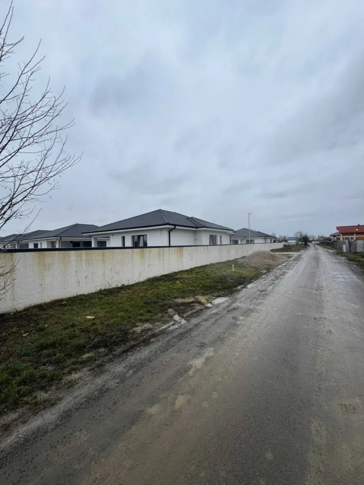 BRASADAS vinde casa in stil mediteranean, 160mp. - Agentia Imobiliara BRASADAS vinde casa in stil mediteranean – Spațiu, eleganță și confort. Vă propunem spre vânzare o casă parter, construită în stil mediteranean, ideală pentru o familie care își dorește confort, lumină naturală și un spațiu bine compartimentat. Suprafață teren: 5,92 ari Suprafață utilă: 160 mp Compartimentare: 4 dormitoare spațioase 3 băi Living generos și luminos Bucătărie Dressing Cameră tehnică Terasă ideală pentru relaxare Stadiu și dotări: Imobil semifinisat Pereți tencuiți Instalație electrică realizată Încălzire în pardoseală Tâmplărie PVC REHAU, 2 sticle Casa impresionează prin arhitectura elegantă în stil mediteranean, spațiile aerisite și compartimentarea practică. Terasa și terenul de 5,92 ari oferă posibilitatea amenajării unei grădini sau a unei zone de relaxare după propriul gust. Construcție pe un singur nivel – confort maxim Ideală pentru familie numeroasă Posibilitate de personalizare a finisajelor Www.brasadas.com.