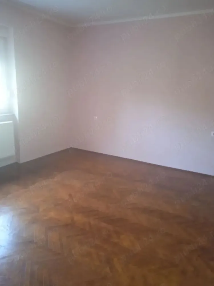 BRASADAS vinde casa spatioasa in zona 14 Mai. - Agentia Imobiliara BRASADAS vinde casa cu etaj în 14 Mai zona de case, cu toate avantajele orasului, statie de autobuz magazine tot de ce poti avea nevoie. Modernizat interior de la 0 acuma 7ani. Schimbat curentul de la stâlp pana la ultimul cablu și priza, Încălzire pe gaz cu centrala pe condenzatie cu calorifere triple și țeava de cupru. Geamuri termopane cu sticla tripla și jaluzele din aluminiu. 3camere, 2bai moderne una cu dus, una cu vana. Bucătărie de vara cu cămara spațioasa. Beci mare cu 2 încăperi. Garaj mare plus 2 încăperi pentru depozitare și ele foarte spațioase. Camera de supraveghere conectat la telefon mobil. Curte pavata și o gradina modesta cu pom de mere, pere și prun. Total teren 358mp. Din care 108 constructi la sol și restul curtea și gradina. Total 140mp parter plus etaj. Casa e gata de mutare și a se bucura de vara intru-n loc liniștit cu vecini cumsecade. Terasa rustica impresionanta de 50mp la etaj. Www.brasadas.com.