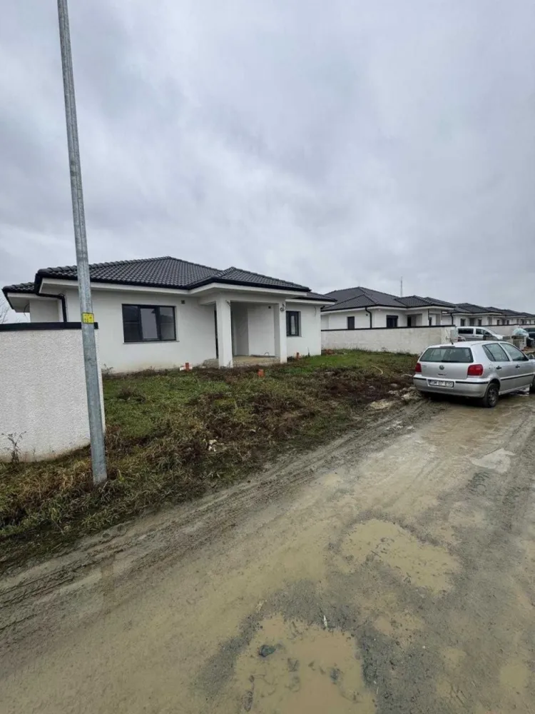 BRASADAS vinde casa in stil mediteranean, 160mp. - Agentia Imobiliara BRASADAS vinde casa in stil mediteranean – Spațiu, eleganță și confort. Vă propunem spre vânzare o casă parter, construită în stil mediteranean, ideală pentru o familie care își dorește confort, lumină naturală și un spațiu bine compartimentat. Suprafață teren: 5,92 ari Suprafață utilă: 160 mp Compartimentare: 4 dormitoare spațioase 3 băi Living generos și luminos Bucătărie Dressing Cameră tehnică Terasă ideală pentru relaxare Stadiu și dotări: Imobil semifinisat Pereți tencuiți Instalație electrică realizată Încălzire în pardoseală Tâmplărie PVC REHAU, 2 sticle Casa impresionează prin arhitectura elegantă în stil mediteranean, spațiile aerisite și compartimentarea practică. Terasa și terenul de 5,92 ari oferă posibilitatea amenajării unei grădini sau a unei zone de relaxare după propriul gust. Construcție pe un singur nivel – confort maxim Ideală pentru familie numeroasă Posibilitate de personalizare a finisajelor Www.brasadas.com.