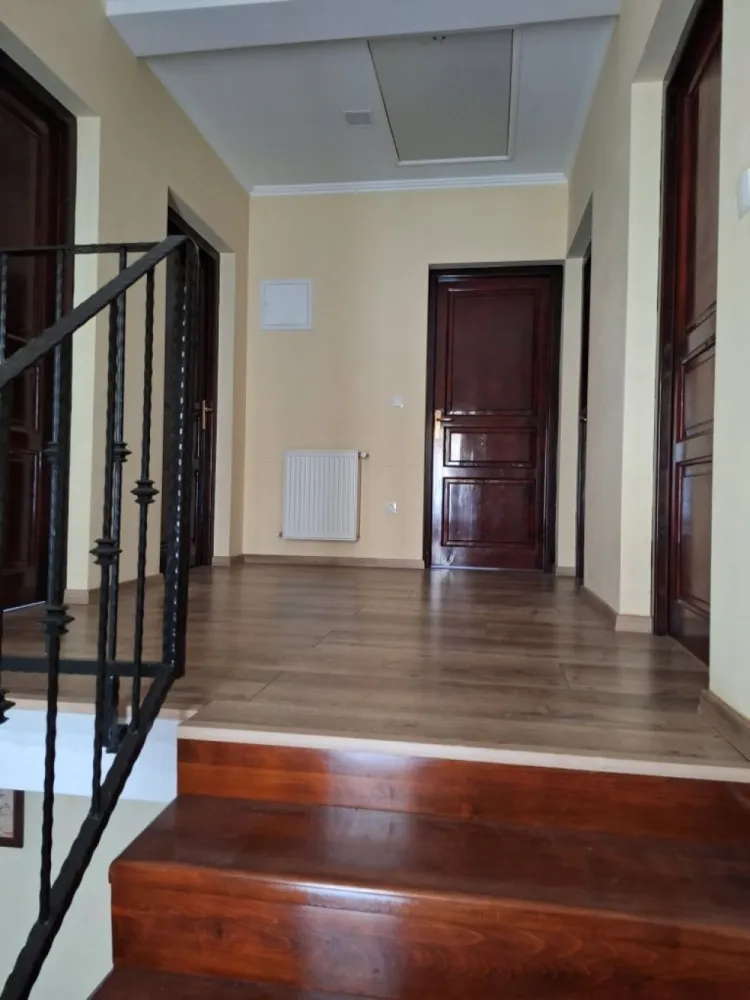 BRASADAS vinde casa construita in 2016 in zona Titulescu. - Agentia Imobiliara BRASADAS vinde casa de locuit in zona Titulescu. Compartimentare : 4 camere, líving, bucatarie, 2 bai, casa scarii, panouri solare, cazan lemne. Construita in 2016, teren 300mp. suprafata utila 200mp. beci 60mp. terasa 40mp. Www.brasadas.com.