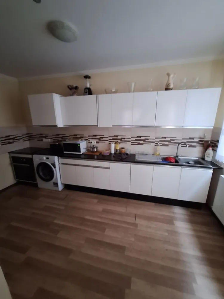 BRASADAS vinde casa construita in 2016 in zona Titulescu. - Agentia Imobiliara BRASADAS vinde casa de locuit in zona Titulescu. Compartimentare : 4 camere, líving, bucatarie, 2 bai, casa scarii, panouri solare, cazan lemne. Construita in 2016, teren 300mp. suprafata utila 200mp. beci 60mp. terasa 40mp. Www.brasadas.com.