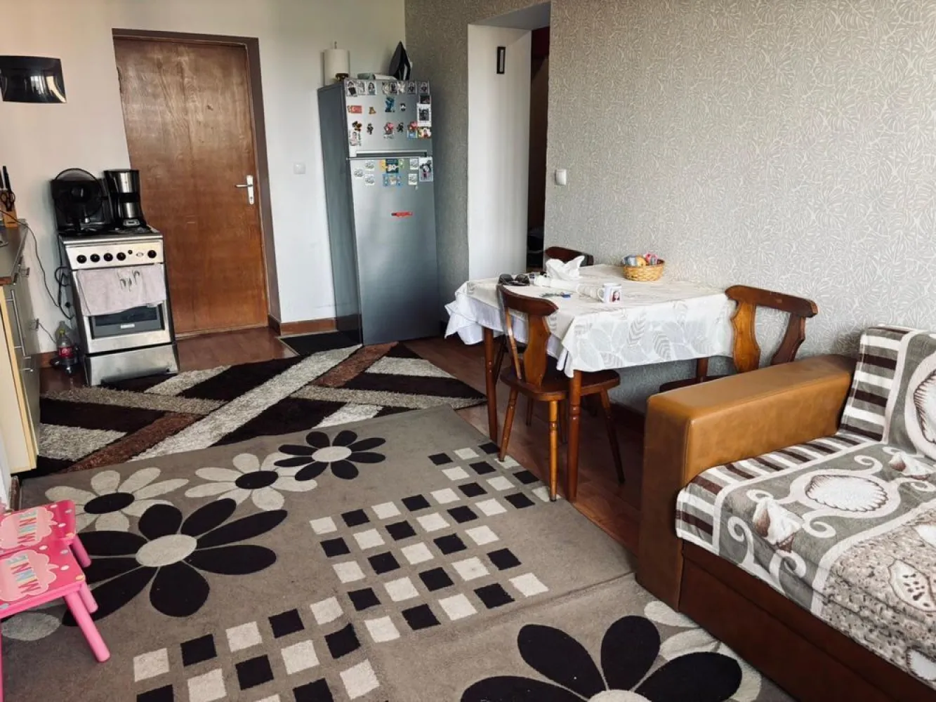 BRASADAS vinde ap 2 cam pe Closca etaj 2. - Agentia Imobiliara BRASADAS vinde apartament cu 2 camere, situat la etajul 2. Se vinde mobilat parțial și complet utilat. Hol cu acces la baie și dormitor. Bloc construit după 2008. Liber de sarcini - ideal prin credit. Www.brasadas.com.
