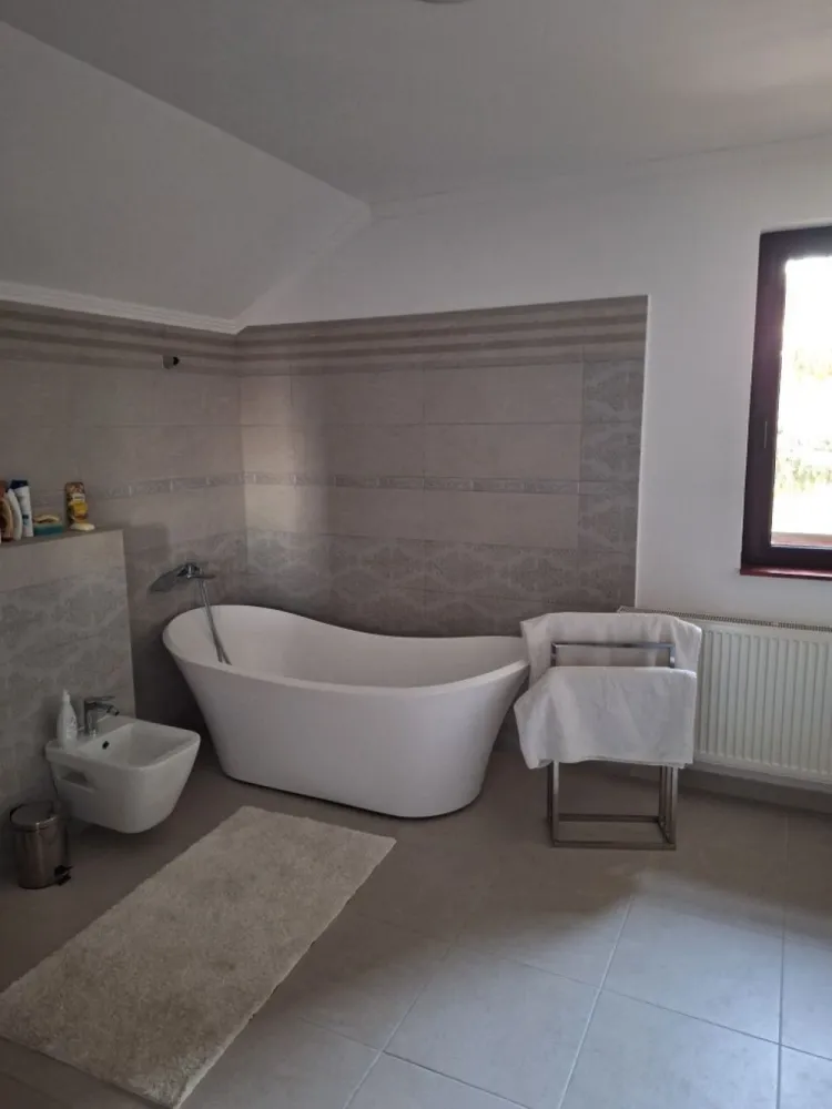 BRASADAS vinde casa construita in 2016 in zona Titulescu. - Agentia Imobiliara BRASADAS vinde casa de locuit in zona Titulescu. Compartimentare : 4 camere, líving, bucatarie, 2 bai, casa scarii, panouri solare, cazan lemne. Construita in 2016, teren 300mp. suprafata utila 200mp. beci 60mp. terasa 40mp. Www.brasadas.com.