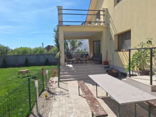 BRASADAS vinde casa individuala 8 cam teren 10 ari Unirii.