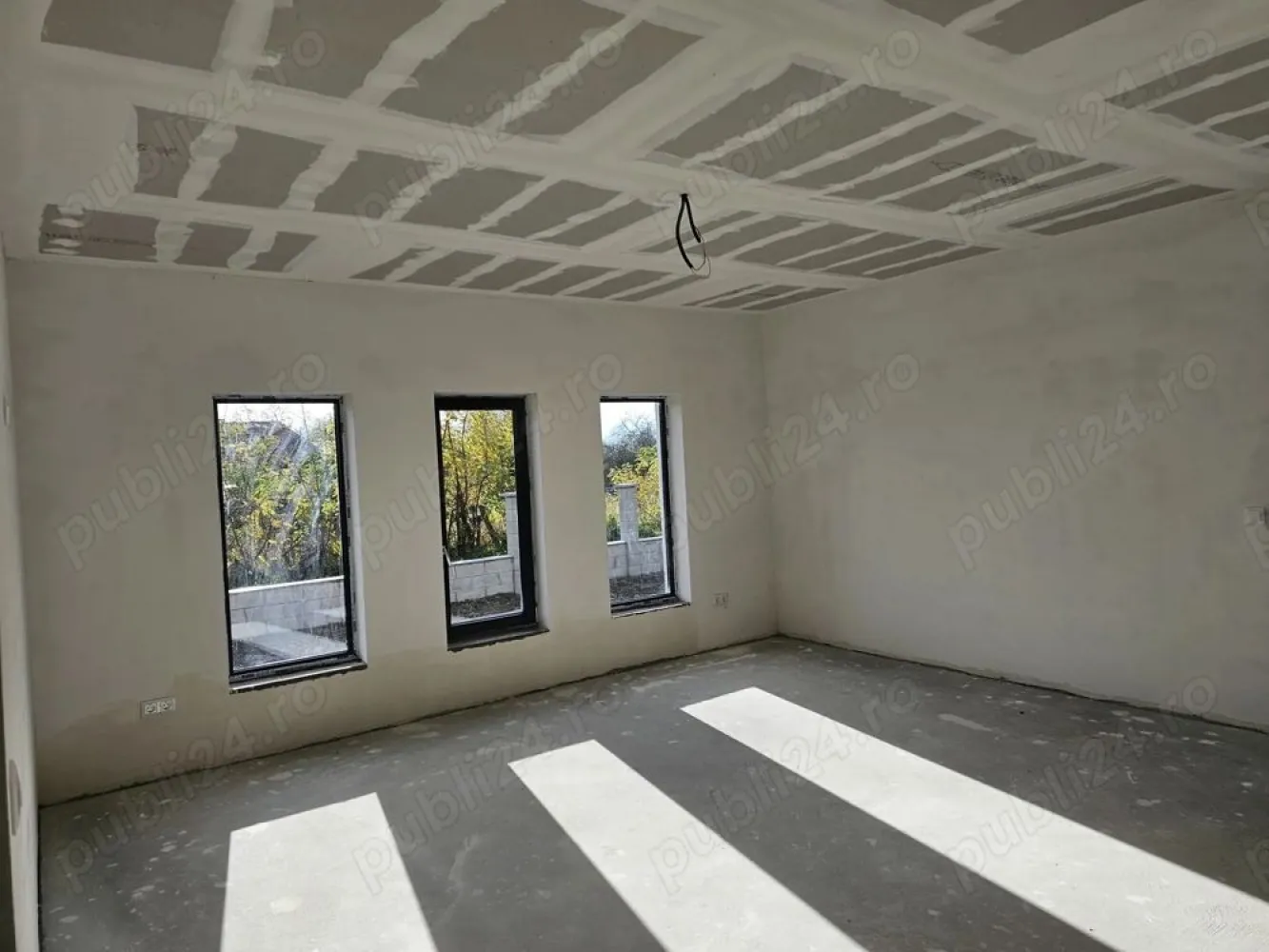 BRASADAS vinde casa 3 cam 2025 în lazuri - Agenția imobiliara BRASADAS vinde casă familială nouă, modernă Lazuri (la doar 4 km de Satu Mare) Se oferă spre vânzare o casă familială nouă, modernă, amplasată într-o zonă liniștită și plăcută din Lazuri, la doar 4 km de Satu Mare. Proprietatea se întinde pe un teren de 450 m , iar locuința are o suprafață construită de 126 m , realizată integral din cărămidă, pe o structură solidă și durabilă, cu finisaje moderne și confort de top. Pereții sunt izolați cu polistiren de 10 cm și prevăzuți cu ferestre termopan Rehau, oferind eficiență termică și confort sporit. Acoperișul este masiv, acoperit cu țiglă de beton, iar casa dispune de încălzire în pardoseală și este racordată la apă, curent electric și canalizare. Curtea este spațioasă, curată și îngrijită, împrejmuită cu gard modern, având două intrări separate, ambele accesibile cu mașina. Compartimentare: 2 dormitoare spațioase 1 baie modernă living generos bucătărie cămară (spajz) cameră tehnică terasă mare și acoperită Actele sunt în regulă, proprietatea poate fi trecută imediat pe nume. Www.brasadas.com.