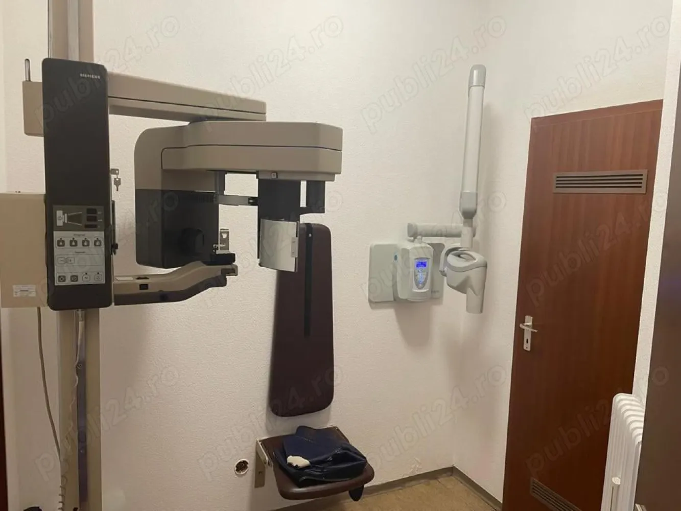 Cabinet stomatologic in Germania - De vânzare cabinet stomatologic cu 3 camere, recepție, sala de așteptare, sală pentru radiografie dentara suprafață de 170 M2 , care funcționează de 40 de ani cu un număr foarte mare pacienți ,portofoliu de peste 1000 de pacienți. Oraș studențesc de peste 100.000 de locuitorii in vestul Germaniei. Cabinetul are o cifră de afaceri foarte mare și oferă un venit în consecință ! Proprietarii Medici de origine română am ajuns la vârsta pensionării și putem sa va acompaniem câteva luni la transmiterea clientelei și cabinetului ! Așteptăm cu drag viitorii stomatologii care sa duca mai departe acest cabinet pe care l-am creat cu multa muncă și dragoste !