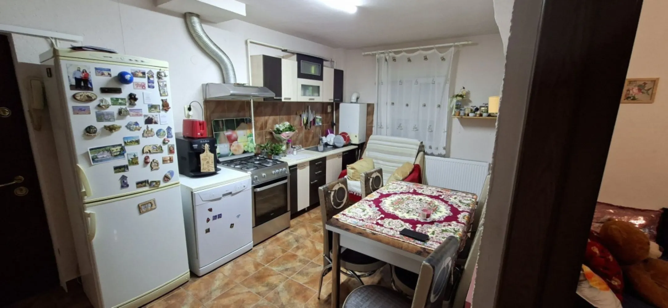 BRASADAS vinde ap 2 cam etaj 2 pe Botizului. - Agentia Imobiliara BRASADAS vinde apartament semidecomandat cu 2 camere situat pe str. Botizului la etajul 2/4 cu o suprafață de 60mp. Www.brasadas.com.
