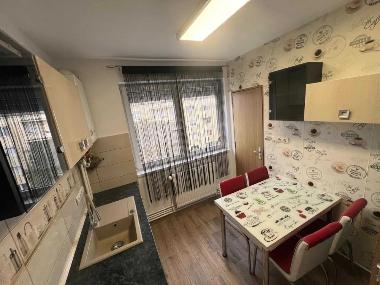 BRASADAS vinde ap 2 cam etaj 4/4 Calea Traian. - Agentia Imobiliara BRASADAS vinde apartament cu 2 camere, Calea Train, semidecomandat, Etaj 4 cu acoperis Compus din: 2 camere 2 holuri 1 bucatarie 1 baie 1 balcon 1 debara. Suprafata aproximativ 50mp Apartamentul este mobilat si utilat cum se vede in poze, imediat ocupabil. Www.brasadas.com .