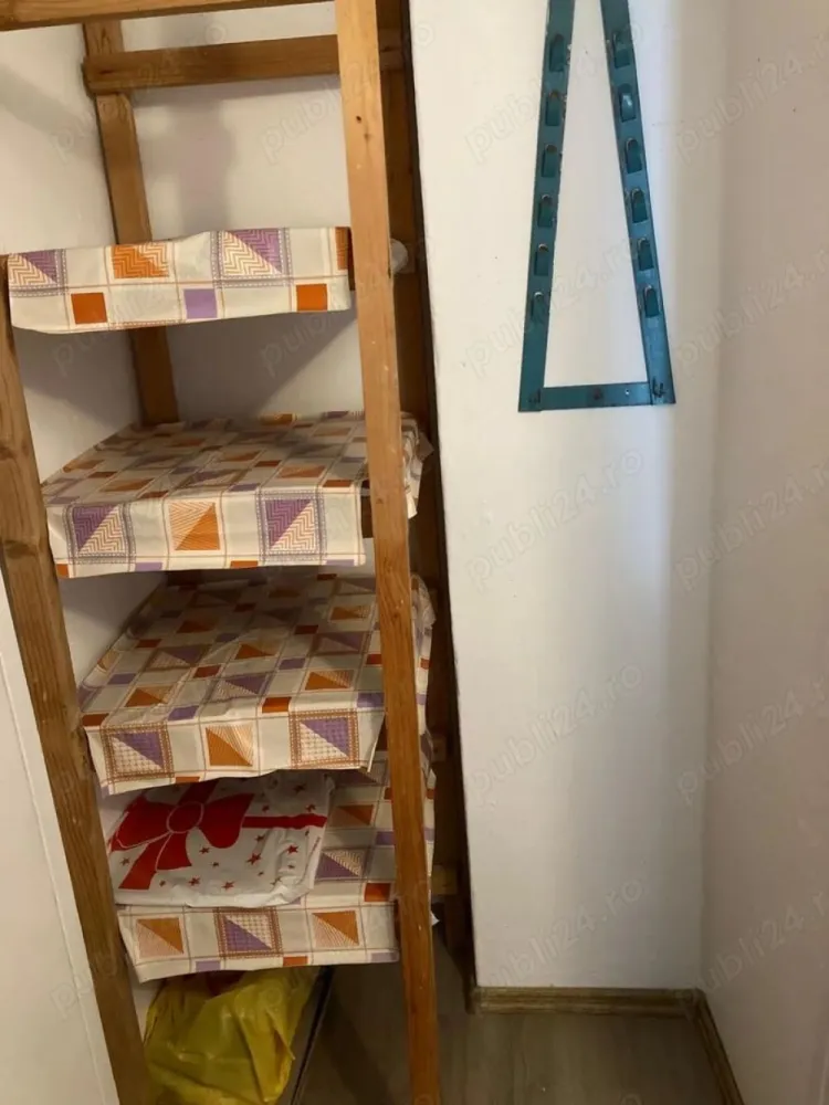 BRASADAS vinde ap 2 cam, prima etapa Micro 16 etaj 4. - Agentia Imobiliara BRASADAS vinde apartament 2 camere, semidecomandat, etaj 4 cu acoperis de poala, 54 mp utili. Camere mari si luminoase, bucatarie spatioasa, 2 camari, geamuri termopan, balcon inchis cu termopan, centrala termica, aer conditionat. Zona excelenta, la un pas de Lidl, piata si spital. Mobilat si utilat cum se vede in poze. Www.brasadas.com.
