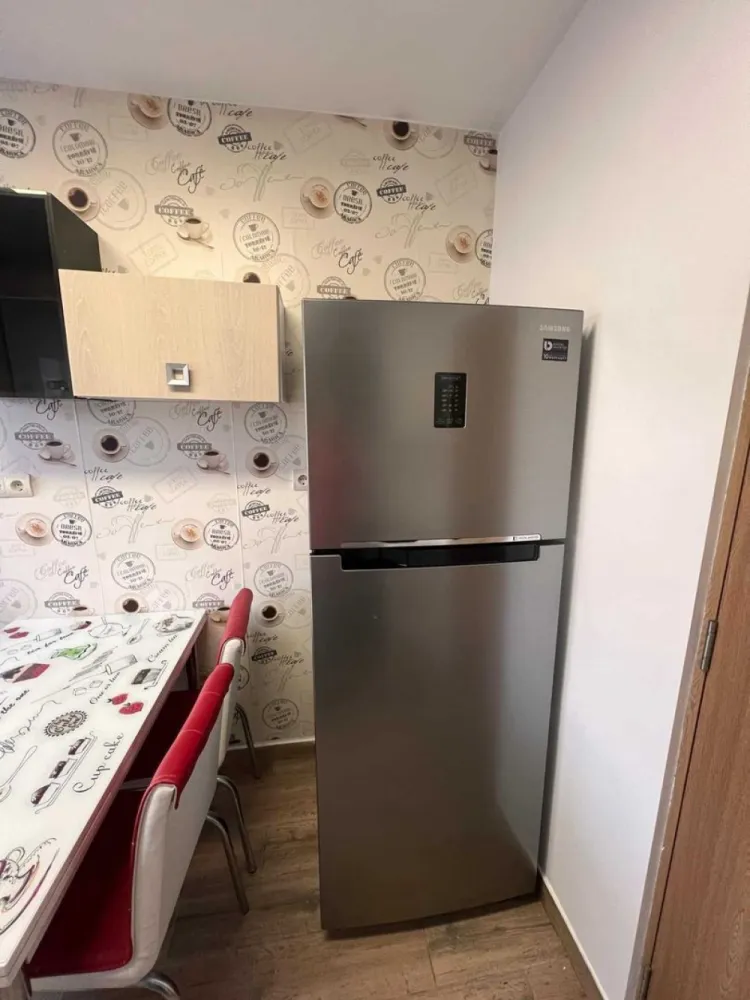 BRASADAS vinde ap 2 cam etaj 4/4 Calea Traian. - Agentia Imobiliara BRASADAS vinde apartament cu 2 camere, Calea Train, semidecomandat, Etaj 4 cu acoperis Compus din: 2 camere 2 holuri 1 bucatarie 1 baie 1 balcon 1 debara. Suprafata aproximativ 50mp Apartamentul este mobilat si utilat cum se vede in poze, imediat ocupabil. Www.brasadas.com .