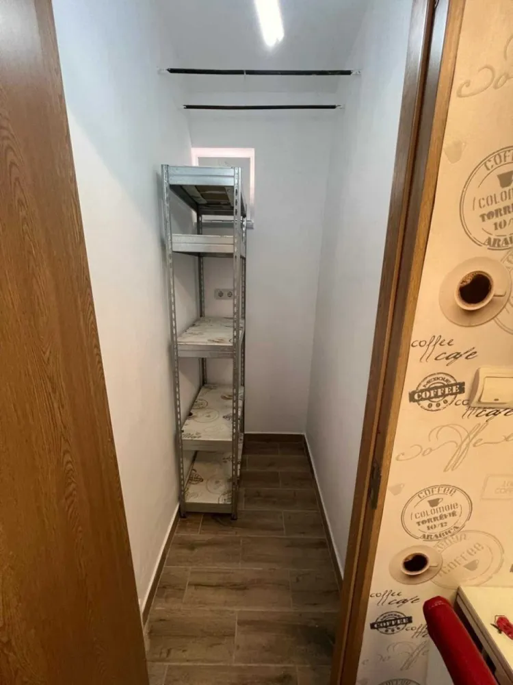 BRASADAS vinde ap 2 cam etaj 4/4 Calea Traian. - Agentia Imobiliara BRASADAS vinde apartament cu 2 camere, Calea Train, semidecomandat, Etaj 4 cu acoperis Compus din: 2 camere 2 holuri 1 bucatarie 1 baie 1 balcon 1 debara. Suprafata aproximativ 50mp Apartamentul este mobilat si utilat cum se vede in poze, imediat ocupabil. Www.brasadas.com .