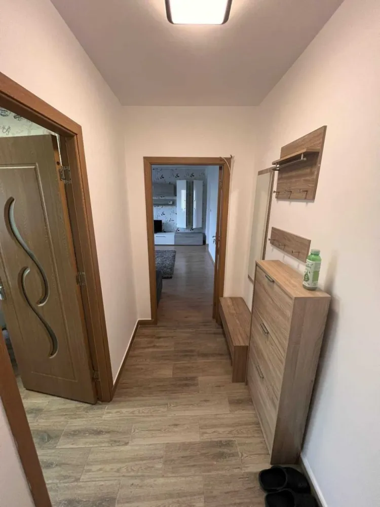 BRASADAS vinde ap 2 cam etaj 4/4 Calea Traian. - Agentia Imobiliara BRASADAS vinde apartament cu 2 camere, Calea Train, semidecomandat, Etaj 4 cu acoperis Compus din: 2 camere 2 holuri 1 bucatarie 1 baie 1 balcon 1 debara. Suprafata aproximativ 50mp Apartamentul este mobilat si utilat cum se vede in poze, imediat ocupabil. Www.brasadas.com .