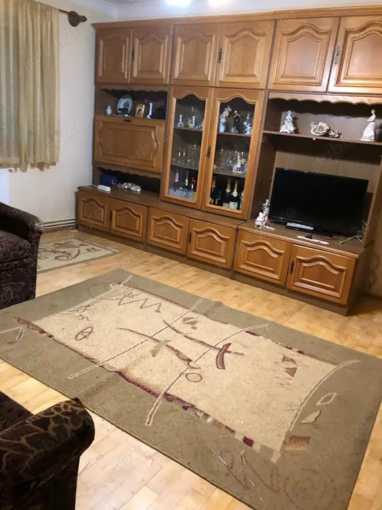 BRASADAS vinde ap 2 cam la PARTER in Micro 16. - Agentia Imobiliara BRASADAS vinde apartament cu doua camere la parter in Micro16 Localizare excelenta zona linistita aproape de parc, scoala, gradinita, magazine Apartamentul este compus din doua camere, bucatarie, hol, baie, debara dispune si de un beci generos. Se vinde mobilat utilat Www.brasadas.com.