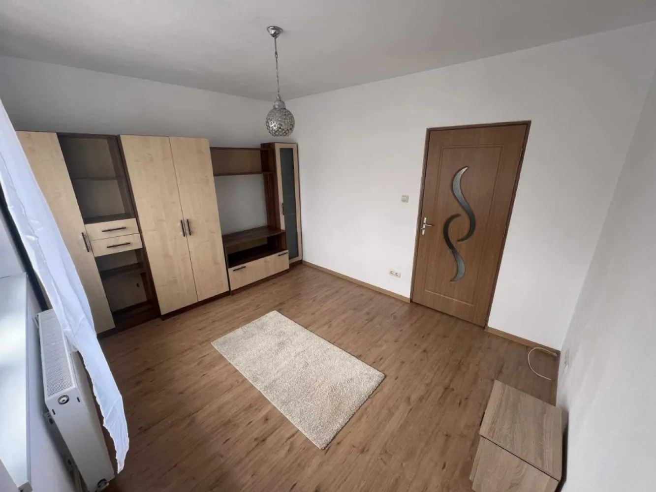 BRASADAS vinde ap 2 cam etaj 4/4 Calea Traian. - Agentia Imobiliara BRASADAS vinde apartament cu 2 camere, Calea Train, semidecomandat, Etaj 4 cu acoperis Compus din: 2 camere 2 holuri 1 bucatarie 1 baie 1 balcon 1 debara. Suprafata aproximativ 50mp Apartamentul este mobilat si utilat cum se vede in poze, imediat ocupabil. Www.brasadas.com .