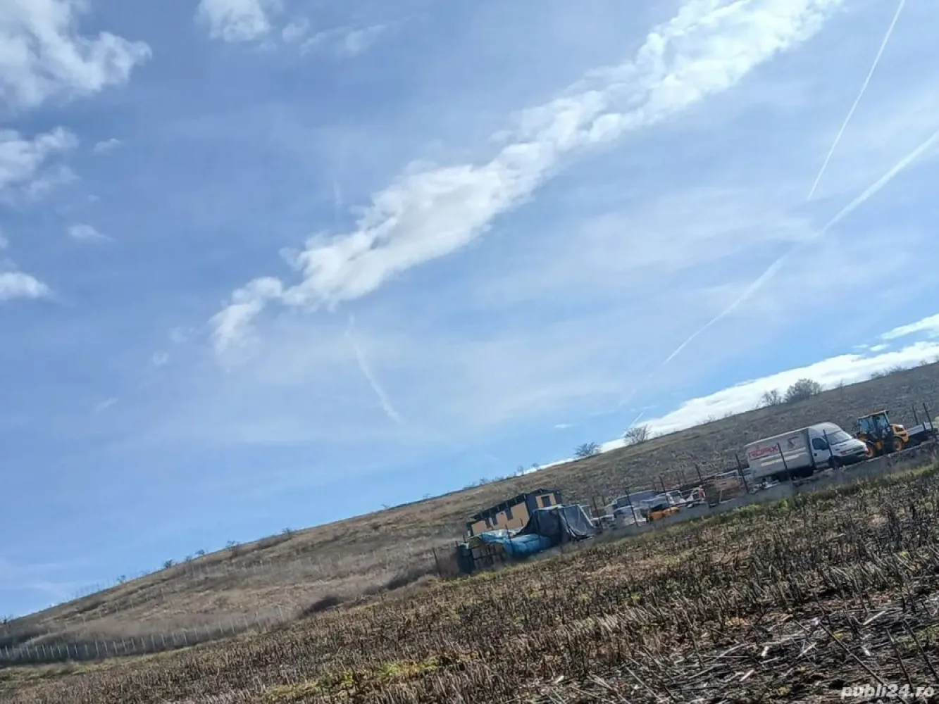 Teren de vânzare - Teren de vanzare 700 mp extravilan, aproape de EMERSON, langa un depozit de materiale de construcții si aproape de case, fără fire de innalta tensiune , 26000 eur neg tel