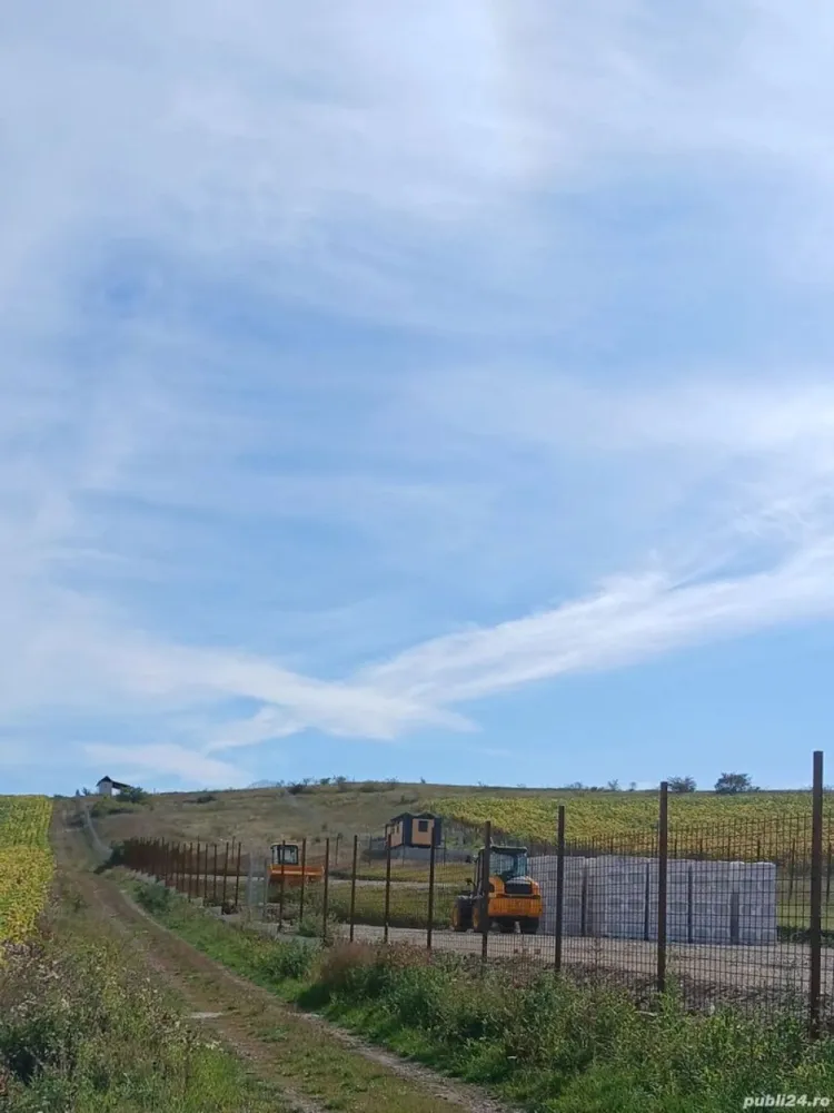 Teren de vânzare - Teren de vanzare 700 mp extravilan, aproape de EMERSON, langa un depozit de materiale de construcții si aproape de case, fără fire de innalta tensiune , 26000 eur neg tel