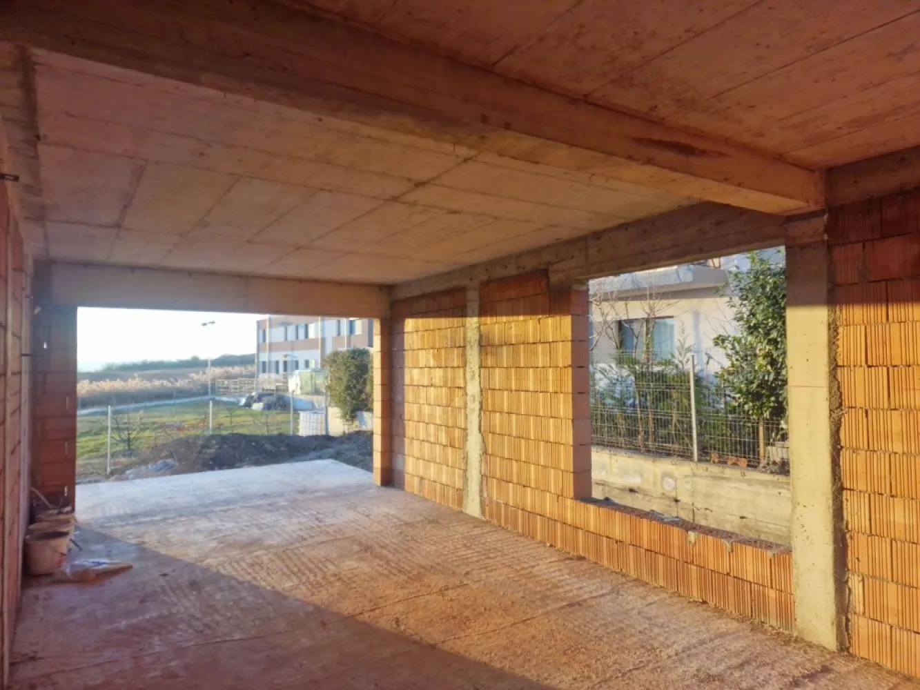 Duplex Str. Voronet - Persoana fizica, ofer spre vânzare spațiu locativ pe strada Voroneț, în Cluj-Napoca cu suprafață utila de 139mp, organizat astfel: Subsol: garaj pentru o mașină, plus spațiu depozitare/beci (14mp) Parter: hol, baie, bucatarie si living cu ieșire pe terasa spre gradina. Etaj: dormitor matrimonial cu baie proprie si terasa cu vedere spre oraș, plus încă două dormitoare, o baie si un balcon. Construcția va beneficia de încălzire în pardoseala, sistem fotovoltaic de 5kw, tâmplărie Veka, pachet de sticla tripan cu bagheta caldă si montajul tamplariei realizat cu folii, ieșirea pe terasa din living se va face printr-o usa culisanta. Fatadele construcției o sa fie realizate cu termosistem de 15cm si finisat cu cărămidă. Ușa de intrare in locuinta o sa fie din aluminiu, iar întrarea în garaj are ușa automatizata. Clădirea o să fie racordata la rețeaua de apă, canalizare, gaz, curent, internet prin fibra optica. Zona liniștită cu priveliște frumoasă asupra orașului si stația de autobuz la 15m. Parc de joaca si recreere publică în apropiere. Pentru vizionare nu ezitați sa ma contactați.