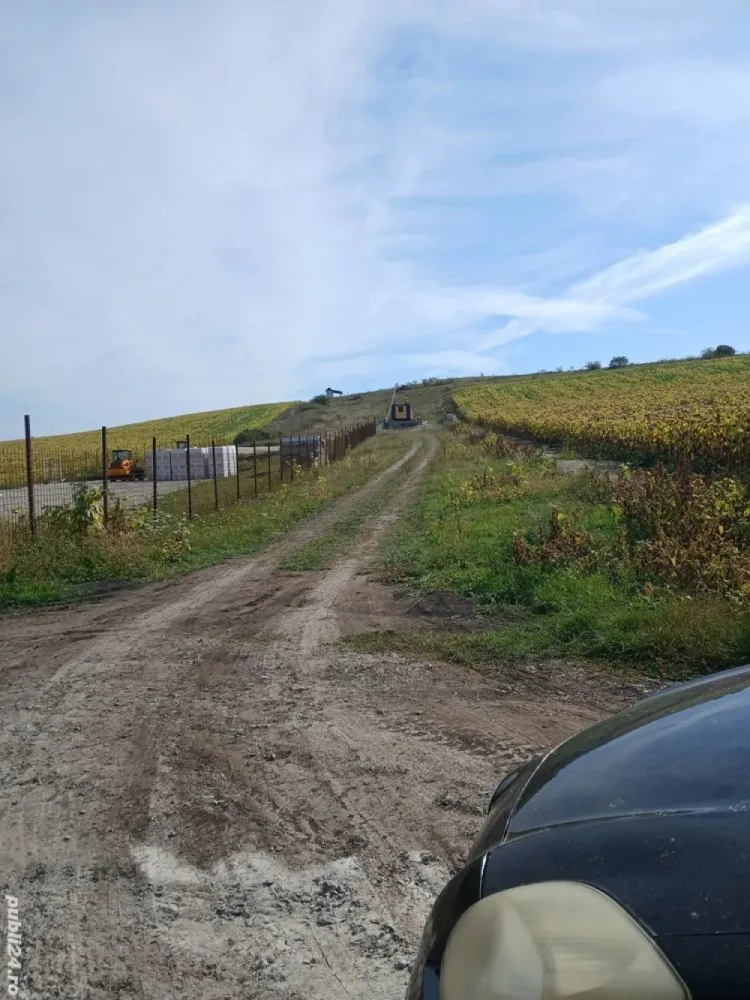 Teren de vânzare - Teren de vanzare 700 mp extravilan, aproape de EMERSON, langa un depozit de materiale de construcții si aproape de case, fără fire de innalta tensiune , 26000 eur neg tel