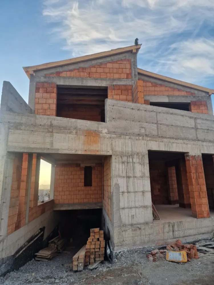Duplex Str. Voronet - Persoana fizica, ofer spre vânzare spațiu locativ pe strada Voroneț, în Cluj-Napoca cu suprafață utila de 139mp, organizat astfel: Subsol: garaj pentru o mașină, plus spațiu depozitare/beci (14mp) Parter: hol, baie, bucatarie si living cu ieșire pe terasa spre gradina. Etaj: dormitor matrimonial cu baie proprie si terasa cu vedere spre oraș, plus încă două dormitoare, o baie si un balcon. Construcția va beneficia de încălzire în pardoseala, sistem fotovoltaic de 5kw, tâmplărie Veka, pachet de sticla tripan cu bagheta caldă si montajul tamplariei realizat cu folii, ieșirea pe terasa din living se va face printr-o usa culisanta. Fatadele construcției o sa fie realizate cu termosistem de 15cm si finisat cu cărămidă. Ușa de intrare in locuinta o sa fie din aluminiu, iar întrarea în garaj are ușa automatizata. Clădirea o să fie racordata la rețeaua de apă, canalizare, gaz, curent, internet prin fibra optica. Zona liniștită cu priveliște frumoasă asupra orașului si stația de autobuz la 15m. Parc de joaca si recreere publică în apropiere. Pentru vizionare nu ezitați sa ma contactați.