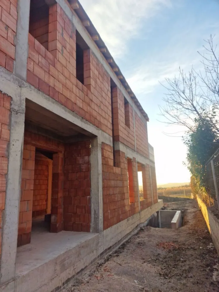 Duplex Str. Voronet - Persoana fizica, ofer spre vânzare spațiu locativ pe strada Voroneț, în Cluj-Napoca cu suprafață utila de 139mp, organizat astfel: Subsol: garaj pentru o mașină, plus spațiu depozitare/beci (14mp) Parter: hol, baie, bucatarie si living cu ieșire pe terasa spre gradina. Etaj: dormitor matrimonial cu baie proprie si terasa cu vedere spre oraș, plus încă două dormitoare, o baie si un balcon. Construcția va beneficia de încălzire în pardoseala, sistem fotovoltaic de 5kw, tâmplărie Veka, pachet de sticla tripan cu bagheta caldă si montajul tamplariei realizat cu folii, ieșirea pe terasa din living se va face printr-o usa culisanta. Fatadele construcției o sa fie realizate cu termosistem de 15cm si finisat cu cărămidă. Ușa de intrare in locuinta o sa fie din aluminiu, iar întrarea în garaj are ușa automatizata. Clădirea o să fie racordata la rețeaua de apă, canalizare, gaz, curent, internet prin fibra optica. Zona liniștită cu priveliște frumoasă asupra orașului si stația de autobuz la 15m. Parc de joaca si recreere publică în apropiere. Pentru vizionare nu ezitați sa ma contactați.