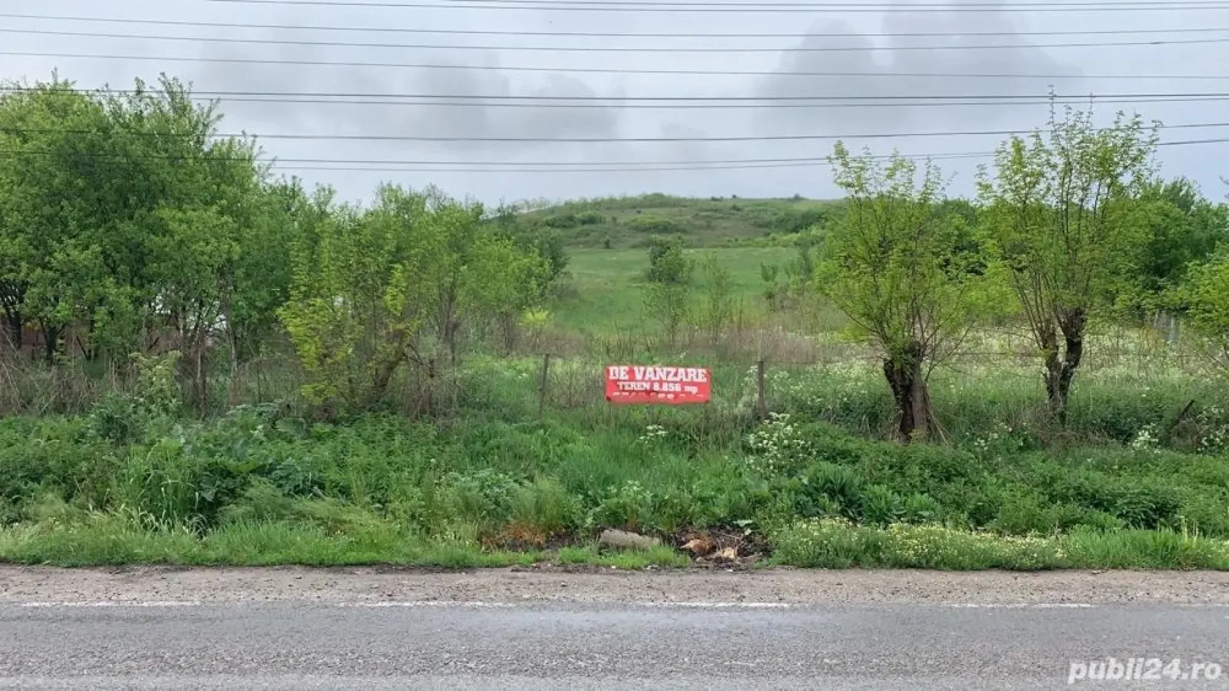 Vând teren intravilan + extravilan Corpadea, jud. Cluj - Persoană fizică vând teren intravilan în suprafață de 3.856 mp, situat în localitatea Corpadea, județul Cluj, cu toată documentația în regulă. Terenul este amplasat direct la drumul județean DN16, având front stradal de 30 m, ideal pentru construcție locuință, investiție sau dezvoltare. În continuarea terenului intravilan se află un teren extravilan cu suprafața de 5.000 mp, oferind posibilitate de extindere sau utilizare agricolă. Prețuri: Teren intravilan: 36 euro mp Preț total intravilan: 138.816 euro Teren extravilan: 5 euro mp Preț total extravilan: 25.000 euro Preț total pentru ambele terenuri: 163.816 euro Vânzare direct de la proprietar. Pentru informații suplimentare sau vizionare, vă rog să mă contactați. Tel.