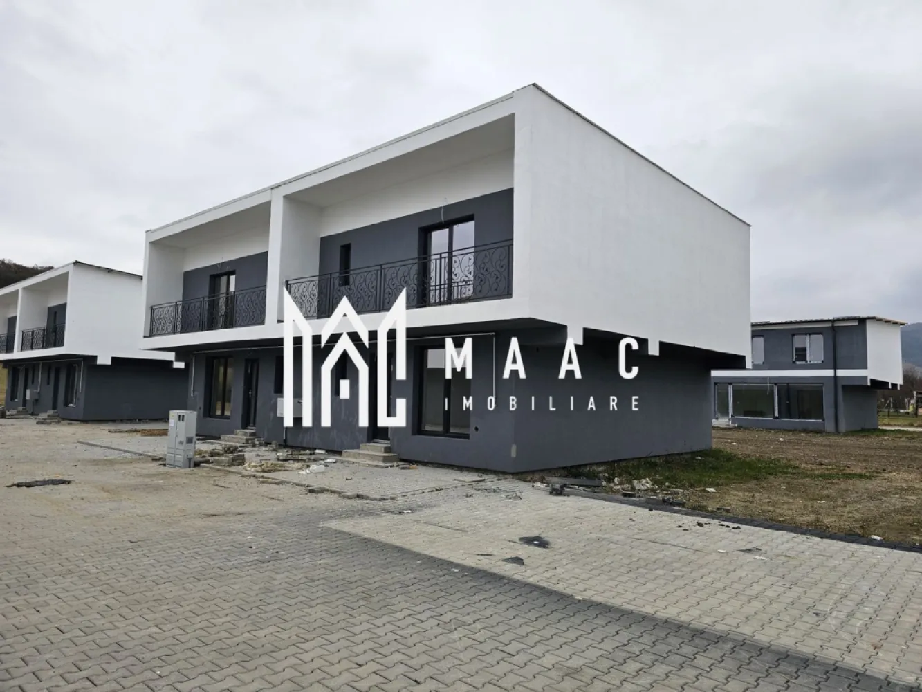 Black Friday | Duplex | 110 MPU | 264 MP Teren | Predare La Alb | Tropinii Noi - BLACK FRIDAY – Profită de cea mai bună perioadă din an pentru a deveni proprietar! Reducere de 6.000 euro Preț vechi: 155.000 euro Preț promoțional: 149.000 euro MAAC Imobiliare vă propune spre vânzare o locuință tip duplex, ideală pentru cei care își doresc confort, spațiu generos și o locație excelentă. Descriere proprietate: Suprafață utilă: 110 mp Suprafață construită: 168 mp Teren total: 264 mp Amprentă la sol: 70 mp Compartimentare inteligentă: Parter: Bucătărie spațioasă, ideală pentru gătit și socializare Hol de acces Baie spațioasă Living generos, cu lumină naturală abundentă și acces direct în grădina proprie Etaj: 3 dormitoare confortabile, unul dintre ele cu ieșire pe balcon Baie spațioasă Hol de acces Dressing dedicat pentru organizarea eficientă a garderobei Avantaje și detalii constructive: Stadiu de predare: alb avansat Anul construcției: 2024 – construcție nouă, cu materiale și tehnologii moderne Grădină privată – perfectă pentru relaxare, petreceri în aer liber sau momente liniștite alături de familie Balcon – ideal pentru savurarea cafelei de dimineață Localizare: în apropierea Pădurii Dumbrava, parcuri și zone de agrement Această casă tip duplex este soluția ideală pentru cei care își doresc o locuință modernă, spațioasă și amplasată într-o zonă excelentă. Pentru informații și vizionări, contactați echipa MAAC Imobiliare, specificând ID: CP2773972 0722 622 403 www.maac.ro Pentru că meriți MAACsim. }}