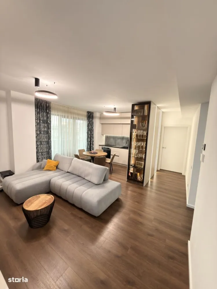 BRASADAS vinde ap 4 cam | 84 mp | 2024 | Mobilat | Etaj 2. - Agentia Imobiliara BRASADAS vinde un apartament spațios și elegant, cu o suprafață utilă de 84 mp, completat de două balcoane însumând 6 mp, situat la etajul 2 al unui imobil nou, finalizat în 2024, cu regim de înălțime P+6 și parcare subterană.Compartimentare excelentă, gândită pentru confortul unei familii:living generos cu bucătărie open-space3 dormitoare luminoase2 băi2 holuri (hol de acces + hol dedicat zonei de noapte)Apartamentul se vinde complet mobilat și utilat, cu electrocasnice premium Bosch și Samsung, numeroase spații de depozitare și o amenajare practică, modernă și de bun gust. Este o locuință gata de mutat, fără investiții suplimentare.Liniștea, spațiile verzi și luminozitatea oferă un ambient plăcut, ideal pentru familii care își doresc un stil de viață echilibrat, aproape de oraș, dar departe de agitație.Localizare excelentă – foarte aproape de centru, într-o zonă în plină dezvoltare, cu acces rapid către punctele de interes ale orașului. Apartamentul beneficiază de certificat de performanță energetică clasa A, garantând eficiență și costuri reduse de întreținere. Opțional: Parcare subterană cu stație de încărcare pentru mașini electrice (3,5 kW, acces RFID, contor separat) – 25.000 €A doua parcare disponibilă – 17.000 € + TVA Dacă îți dorești o locuință modernă, spațioasă și bine poziționată, perfectă pentru tine și familia ta, acest apartament merită văzut. Www.brasadas.com.