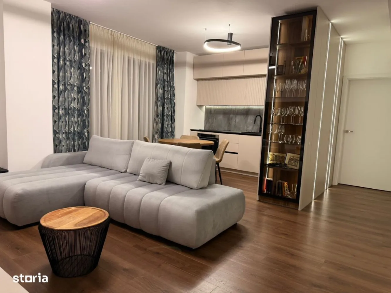 BRASADAS vinde ap 4 cam | 84 mp | 2024 | Mobilat | Etaj 2. - Agentia Imobiliara BRASADAS vinde un apartament spațios și elegant, cu o suprafață utilă de 84 mp, completat de două balcoane însumând 6 mp, situat la etajul 2 al unui imobil nou, finalizat în 2024, cu regim de înălțime P+6 și parcare subterană.Compartimentare excelentă, gândită pentru confortul unei familii:living generos cu bucătărie open-space3 dormitoare luminoase2 băi2 holuri (hol de acces + hol dedicat zonei de noapte)Apartamentul se vinde complet mobilat și utilat, cu electrocasnice premium Bosch și Samsung, numeroase spații de depozitare și o amenajare practică, modernă și de bun gust. Este o locuință gata de mutat, fără investiții suplimentare.Liniștea, spațiile verzi și luminozitatea oferă un ambient plăcut, ideal pentru familii care își doresc un stil de viață echilibrat, aproape de oraș, dar departe de agitație.Localizare excelentă – foarte aproape de centru, într-o zonă în plină dezvoltare, cu acces rapid către punctele de interes ale orașului. Apartamentul beneficiază de certificat de performanță energetică clasa A, garantând eficiență și costuri reduse de întreținere. Opțional: Parcare subterană cu stație de încărcare pentru mașini electrice (3,5 kW, acces RFID, contor separat) – 25.000 €A doua parcare disponibilă – 17.000 € + TVA Dacă îți dorești o locuință modernă, spațioasă și bine poziționată, perfectă pentru tine și familia ta, acest apartament merită văzut. Www.brasadas.com.
