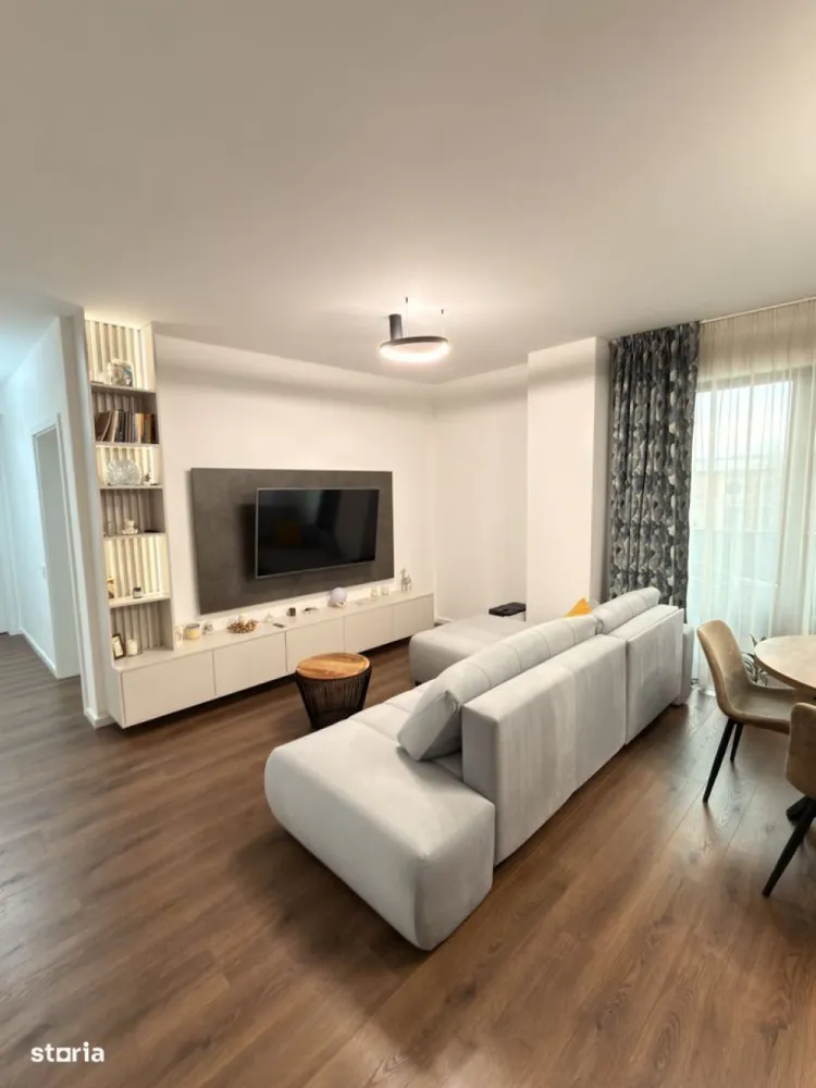 BRASADAS vinde ap 4 cam | 84 mp | 2024 | Mobilat | Etaj 2. - Agentia Imobiliara BRASADAS vinde un apartament spațios și elegant, cu o suprafață utilă de 84 mp, completat de două balcoane însumând 6 mp, situat la etajul 2 al unui imobil nou, finalizat în 2024, cu regim de înălțime P+6 și parcare subterană.Compartimentare excelentă, gândită pentru confortul unei familii:living generos cu bucătărie open-space3 dormitoare luminoase2 băi2 holuri (hol de acces + hol dedicat zonei de noapte)Apartamentul se vinde complet mobilat și utilat, cu electrocasnice premium Bosch și Samsung, numeroase spații de depozitare și o amenajare practică, modernă și de bun gust. Este o locuință gata de mutat, fără investiții suplimentare.Liniștea, spațiile verzi și luminozitatea oferă un ambient plăcut, ideal pentru familii care își doresc un stil de viață echilibrat, aproape de oraș, dar departe de agitație.Localizare excelentă – foarte aproape de centru, într-o zonă în plină dezvoltare, cu acces rapid către punctele de interes ale orașului. Apartamentul beneficiază de certificat de performanță energetică clasa A, garantând eficiență și costuri reduse de întreținere. Opțional: Parcare subterană cu stație de încărcare pentru mașini electrice (3,5 kW, acces RFID, contor separat) – 25.000 €A doua parcare disponibilă – 17.000 € + TVA Dacă îți dorești o locuință modernă, spațioasă și bine poziționată, perfectă pentru tine și familia ta, acest apartament merită văzut. Www.brasadas.com.
