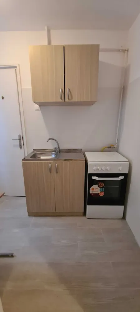 Garsoniera de vanzare - Manastur, str Mehedinti, 28mp - Persoana fizica, ofer spre vanzare o garsoniera situata la parter, pe strada Mehedinti in zona Olimpia. Garsoniera are o suprafata utila de 28 mp si este compusa din camera, bucatarie cu camara, hol si baie. Imobilul este izolat termic, incalzirea se face prin reteaua de termoficare. Se vinde mobilata si utilata. Pentru mai multe detalii sau programarea unei vizionari, nu ezitati sa ma contactati la numarul de telefon din anunt.