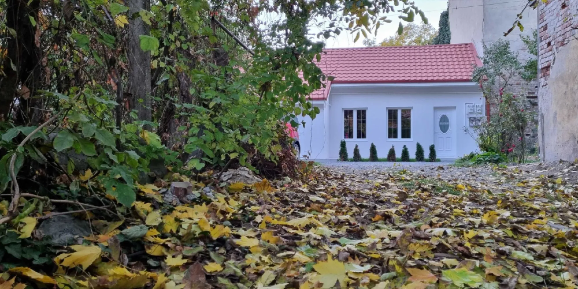 Cladire cu 2 studiouri Cluj-Napoca, Strada Horea – ideală investiție - Vând casă situată în Cluj-Napoca, pe Strada Horea, amplasată într-o curte comună liniștită, la doar câteva minute de centrul orașului. Proprietatea este pe un singur nivel și este compusă din două apartamente tip studio, complet mobilate și utilate, pregătite pentru locuire imediată sau închiriere în regim hotelier. Detalii: - Suprafață utilă totală: aprox. 50–60 mp (25–30 mp / studio) - Două apartamente independente, fiecare cu intrare separată din curte - Încălzire în pardoseală și centrală termică proprie - Aparat smart de recirculare a aerului cu recuperare de căldură - Utilități separate pentru fiecare apartament - Complet mobilate și echipate (electrocasnice, mobilier, TV, bucătărie completă etc.) - Curte comună curată și îngrijită Avantaje: - Poziție excelentă – aproape de gară, centrul orașului, mijloace de transport și universități - Ideal pentru investiție – se pretează perfect pentru închiriere în regim hotelier sau pe termen lung - Fără lucrări necesare – se poate închiria sau locui imediat - Posibilitate de mansardare, oferind potențial suplimentar de extindere sau creștere a valorii investiției.