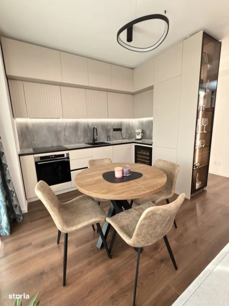 BRASADAS vinde ap 4 cam | 84 mp | 2024 | Mobilat | Etaj 2. - Agentia Imobiliara BRASADAS vinde un apartament spațios și elegant, cu o suprafață utilă de 84 mp, completat de două balcoane însumând 6 mp, situat la etajul 2 al unui imobil nou, finalizat în 2024, cu regim de înălțime P+6 și parcare subterană.Compartimentare excelentă, gândită pentru confortul unei familii:living generos cu bucătărie open-space3 dormitoare luminoase2 băi2 holuri (hol de acces + hol dedicat zonei de noapte)Apartamentul se vinde complet mobilat și utilat, cu electrocasnice premium Bosch și Samsung, numeroase spații de depozitare și o amenajare practică, modernă și de bun gust. Este o locuință gata de mutat, fără investiții suplimentare.Liniștea, spațiile verzi și luminozitatea oferă un ambient plăcut, ideal pentru familii care își doresc un stil de viață echilibrat, aproape de oraș, dar departe de agitație.Localizare excelentă – foarte aproape de centru, într-o zonă în plină dezvoltare, cu acces rapid către punctele de interes ale orașului. Apartamentul beneficiază de certificat de performanță energetică clasa A, garantând eficiență și costuri reduse de întreținere. Opțional: Parcare subterană cu stație de încărcare pentru mașini electrice (3,5 kW, acces RFID, contor separat) – 25.000 €A doua parcare disponibilă – 17.000 € + TVA Dacă îți dorești o locuință modernă, spațioasă și bine poziționată, perfectă pentru tine și familia ta, acest apartament merită văzut. Www.brasadas.com.