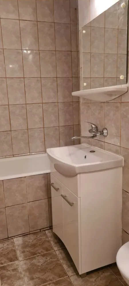 Garsoniera de vanzare - Manastur, str Mehedinti, 28mp - Persoana fizica, ofer spre vanzare o garsoniera situata la parter, pe strada Mehedinti in zona Olimpia. Garsoniera are o suprafata utila de 28 mp si este compusa din camera, bucatarie cu camara, hol si baie. Imobilul este izolat termic, incalzirea se face prin reteaua de termoficare. Se vinde mobilata si utilata. Pentru mai multe detalii sau programarea unei vizionari, nu ezitati sa ma contactati la numarul de telefon din anunt.