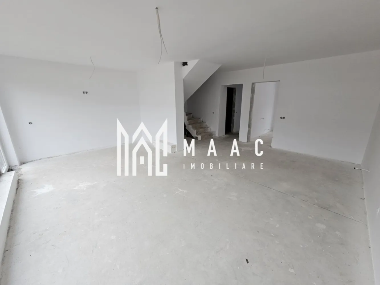 Black Friday | Duplex | 110 MPU | 264 MP Teren | Predare La Alb | Tropinii Noi - BLACK FRIDAY – Profită de cea mai bună perioadă din an pentru a deveni proprietar! Reducere de 6.000 euro Preț vechi: 155.000 euro Preț promoțional: 149.000 euro MAAC Imobiliare vă propune spre vânzare o locuință tip duplex, ideală pentru cei care își doresc confort, spațiu generos și o locație excelentă. Descriere proprietate: Suprafață utilă: 110 mp Suprafață construită: 168 mp Teren total: 264 mp Amprentă la sol: 70 mp Compartimentare inteligentă: Parter: Bucătărie spațioasă, ideală pentru gătit și socializare Hol de acces Baie spațioasă Living generos, cu lumină naturală abundentă și acces direct în grădina proprie Etaj: 3 dormitoare confortabile, unul dintre ele cu ieșire pe balcon Baie spațioasă Hol de acces Dressing dedicat pentru organizarea eficientă a garderobei Avantaje și detalii constructive: Stadiu de predare: alb avansat Anul construcției: 2024 – construcție nouă, cu materiale și tehnologii moderne Grădină privată – perfectă pentru relaxare, petreceri în aer liber sau momente liniștite alături de familie Balcon – ideal pentru savurarea cafelei de dimineață Localizare: în apropierea Pădurii Dumbrava, parcuri și zone de agrement Această casă tip duplex este soluția ideală pentru cei care își doresc o locuință modernă, spațioasă și amplasată într-o zonă excelentă. Pentru informații și vizionări, contactați echipa MAAC Imobiliare, specificând ID: CP2773972 0722 622 403 www.maac.ro Pentru că meriți MAACsim. }}