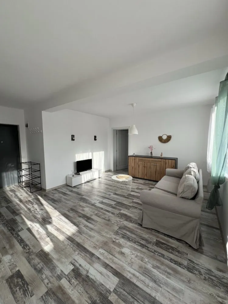 Vand apartament cu 2 camere - Persoana fizica vand Apartament cu 2 camere, are o suprafata de 47 mp, situat la etajul 2. Constructia este din 2023, oferind confort si modernitate. Baia este dotata cu cada si dus, iar finisajele sunt de calitate superioara. Parcare exterioara inclusa in pret! Locatia este ideala, aproape de magazine si restaurante. In apropiere se afla magazine, posta, scoala, etc. De asemenea, ai acces usor la transportul in comun, cu mai multe statii de autobuz in apropiere. Nu rata ocazia de a viziona acest apartament! Contacteaza-ne pentru mai multe detalii si programari.