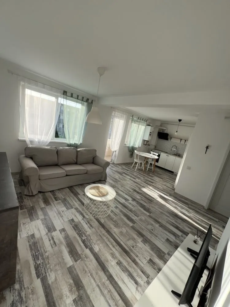 Vand apartament cu 2 camere - Persoana fizica vand Apartament cu 2 camere, are o suprafata de 47 mp, situat la etajul 2. Constructia este din 2023, oferind confort si modernitate. Baia este dotata cu cada si dus, iar finisajele sunt de calitate superioara. Parcare exterioara inclusa in pret! Locatia este ideala, aproape de magazine si restaurante. In apropiere se afla magazine, posta, scoala, etc. De asemenea, ai acces usor la transportul in comun, cu mai multe statii de autobuz in apropiere. Nu rata ocazia de a viziona acest apartament! Contacteaza-ne pentru mai multe detalii si programari.