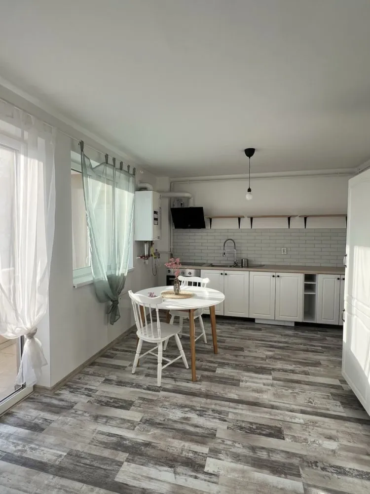 Vand apartament cu 2 camere - Persoana fizica vand Apartament cu 2 camere, are o suprafata de 47 mp, situat la etajul 2. Constructia este din 2023, oferind confort si modernitate. Baia este dotata cu cada si dus, iar finisajele sunt de calitate superioara. Parcare exterioara inclusa in pret! Locatia este ideala, aproape de magazine si restaurante. In apropiere se afla magazine, posta, scoala, etc. De asemenea, ai acces usor la transportul in comun, cu mai multe statii de autobuz in apropiere. Nu rata ocazia de a viziona acest apartament! Contacteaza-ne pentru mai multe detalii si programari.