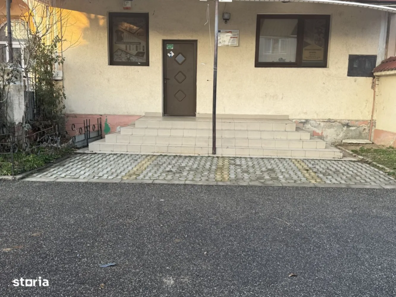 BRASADAS vinde Apt / Sp comercial + curte, zona Titulescu. - Apartament / Spațiu comercial, spațios cu curte privată – zona Titulescu – perfect și pentru activități comercialeVând apartament de 100 mp utili, situat la curte, pe strada Gabriel Georgescu – chiar la intrarea în cartierul Titulescu, o zonă liniștită de case, dar aproape de centru și foarte accesibilă.Spațiul este compus din 4 camere mari, hol și baie spațioasă, cu lumină naturală, geamuri mari și o compartimentare practică.Ai parte de intimitatea unei curți proprii, în suprafață de 4x8 m, cu acces direct din stradă – perfectă pentru o terasă, zona de primire clienti, relaxare.Pe lângă accesul principal, există și intrare din curtea interioară – foarte utilă pentru aprovizionare sau acces separat.În fața proprietății există locuri de parcare disponibile.Ideal pentru:• familie care dorește spațiu, liniște și acces rapid în oraș• persoane care lucrează de acasă• sau chiar pentru deschiderea unui mic cabinet, birou, salon, magazin, farmacie, show-room, etc. (zona permite)Beneficii:• curent trifazic 380V• baie completă• 155 mp cotă parte din curtea comună + garaj metalic• locuri de parcare în fața proprietății• zonă bună, vecini liniștiți, stradă accesibilăUn apartament deosebit, cu potențial dublu – pentru locuit sau pentru afacere.CF - curat si liber de sarcini.Necesită renovare parțială, dar oferă posibilitatea de a crea un spațiu unic, potrivit atât pentru locuit, cât și pentru activitate profesională. Www.brasadas.com.