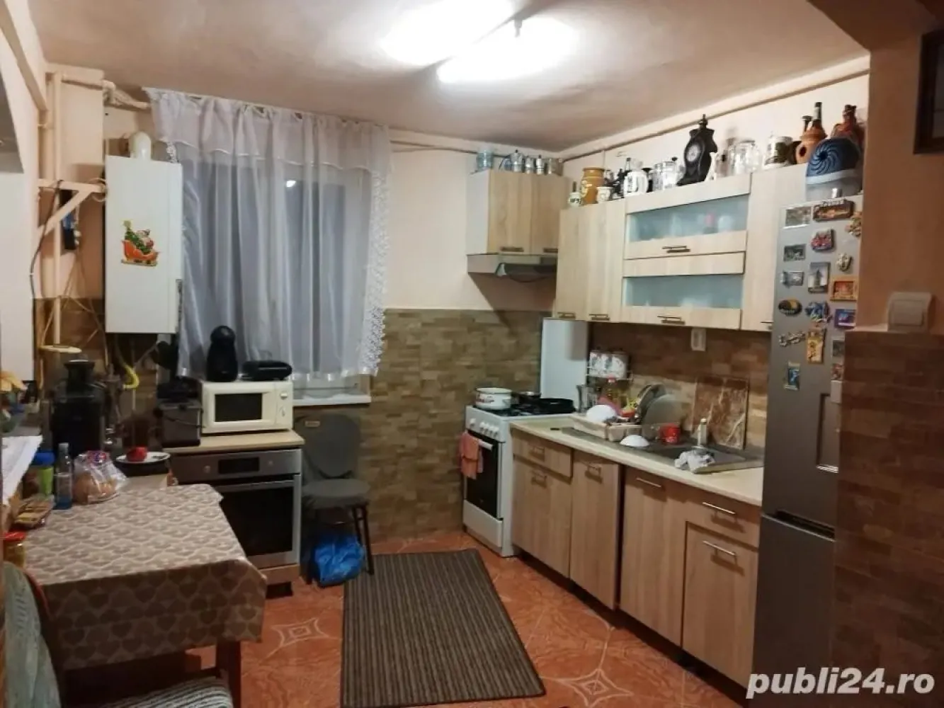 BRASADAS vinde apartament 3 cam PARTER piata Hermes. - Agentia imobiliara BRASADAS vinde apartament cu 3 camere, finisat, spatios si partial mobilat, intr_un bloc bine intretinut, in zona Gheorgheni lângă piața Hermes , la 4 minute de stație de autobuz. Compartimentare: living, o bucătărie, două dormitoare, o baie, debara, hol ,balcon închis , loc de parcare și două beciuri. Suprafata utila - 62 mp. www.brasadas.com.
